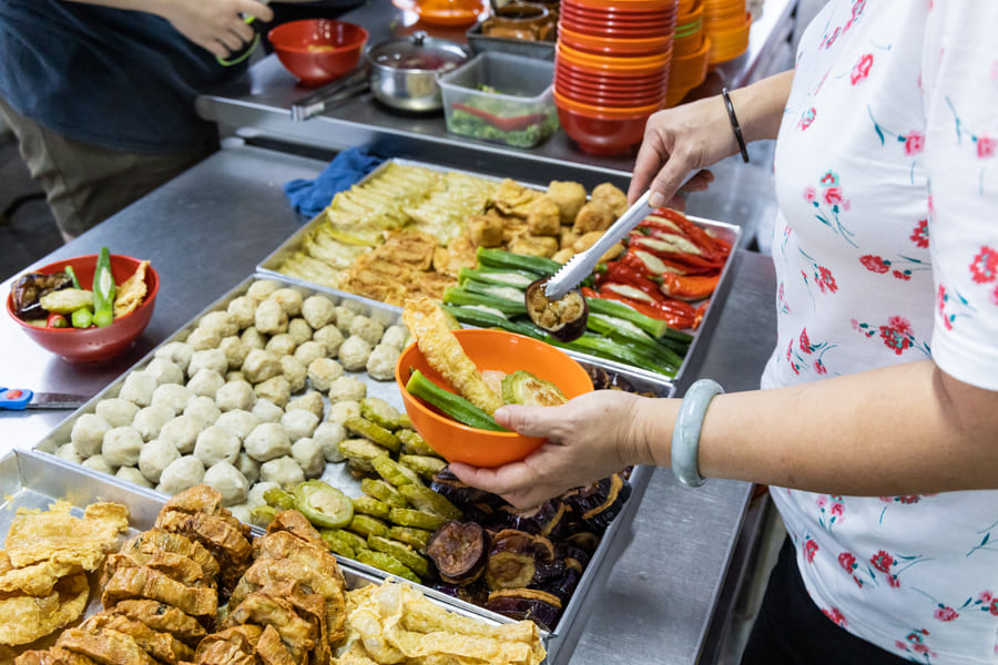 Deliciosa comida callejera en los barrios de China