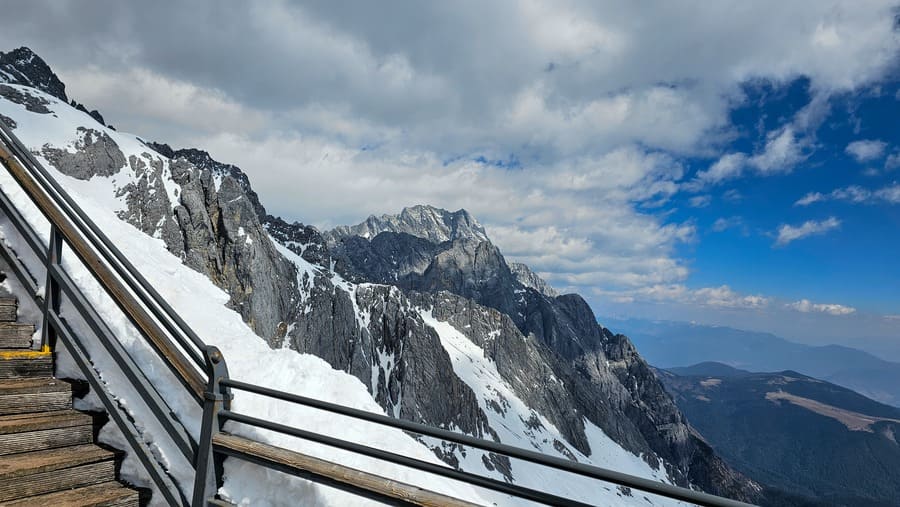 Paisaje hermoso de montañas nevadas